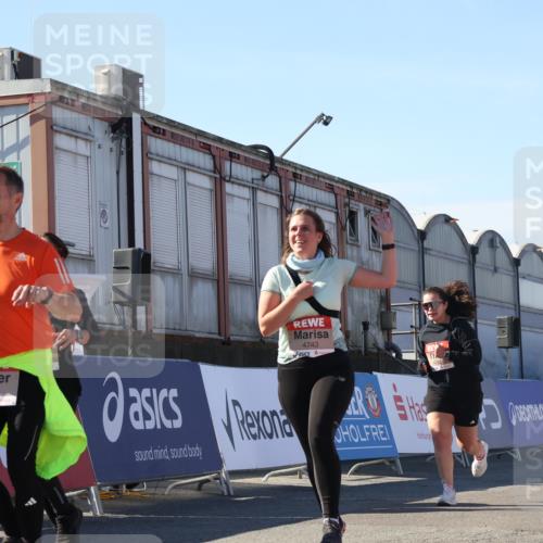 03.10.2025 - Köhlbrandbrückenlauf Luisa Fischer http://msf.ph/oto/9036764 03.10.2025 13:23:40 Ziel 4285, 4450, 4719, 4743, 4752, 4892, 5093, 5397, 5653, 5855, 6337, 6338, 6378 meine-sportfotos.de