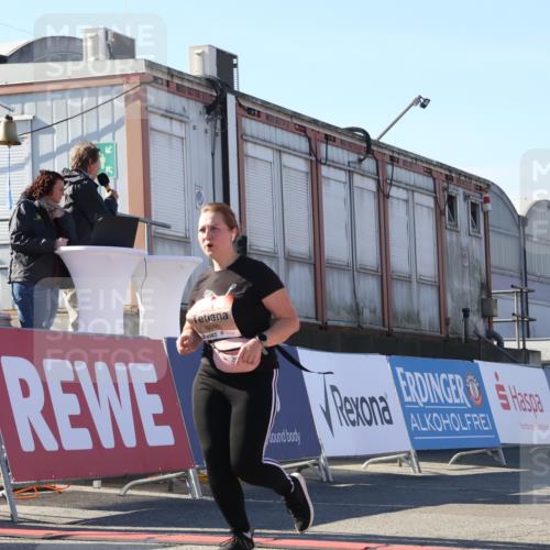 03.10.2025 - Köhlbrandbrückenlauf Luisa Fischer http://msf.ph/oto/9036799 03.10.2025 13:23:43 Ziel 4285, 4465, 4743, 4752, 5093, 5397, 5653, 5855, 6728 meine-sportfotos.de