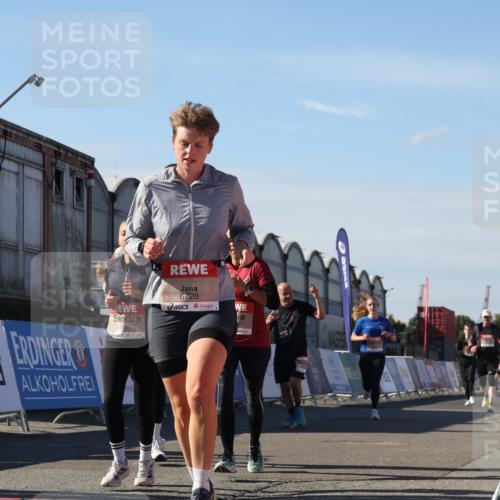 03.10.2025 - Köhlbrandbrückenlauf Luisa Fischer http://msf.ph/oto/9036817 03.10.2025 13:23:48 Ziel 4285, 4465, 4743, 4918, 5081, 5093, 5397, 5431, 5742, 5855, 6728 meine-sportfotos.de