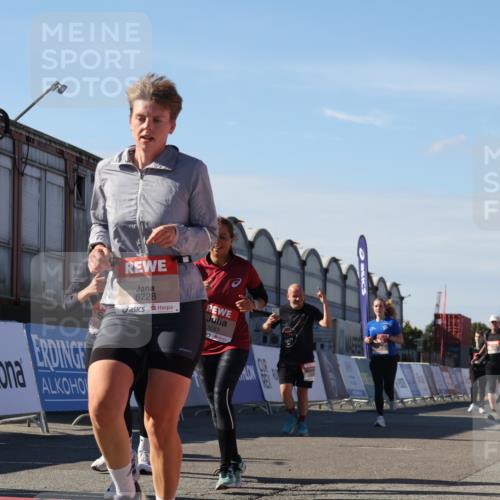 03.10.2025 - Köhlbrandbrückenlauf Luisa Fischer http://msf.ph/oto/9036819 03.10.2025 13:23:49 Ziel 4285, 4465, 4743, 4918, 5081, 5093, 5397, 5431, 5742, 5855, 6728 meine-sportfotos.de