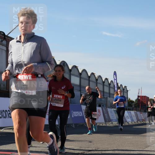 03.10.2025 - Köhlbrandbrückenlauf Luisa Fischer http://msf.ph/oto/9036822 03.10.2025 13:23:49 Ziel 4285, 4465, 4743, 4918, 5081, 5093, 5397, 5431, 5742, 5855, 6728 meine-sportfotos.de