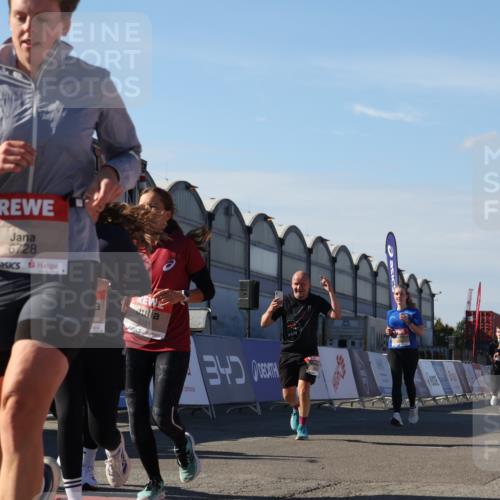 03.10.2025 - Köhlbrandbrückenlauf Luisa Fischer http://msf.ph/oto/9036825 03.10.2025 13:23:49 Ziel 4285, 4465, 4743, 4918, 5081, 5093, 5397, 5431, 5742, 5855, 6728 meine-sportfotos.de