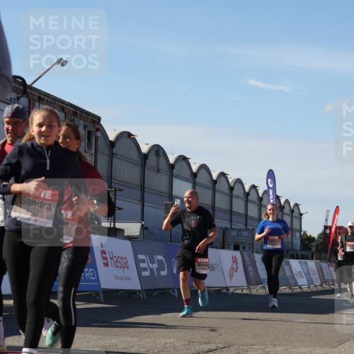 03.10.2025 - Köhlbrandbrückenlauf Luisa Fischer http://msf.ph/oto/9036830 03.10.2025 13:23:50 Ziel 4285, 4465, 4743, 4918, 5081, 5093, 5397, 5431, 5742, 5855, 6728 meine-sportfotos.de