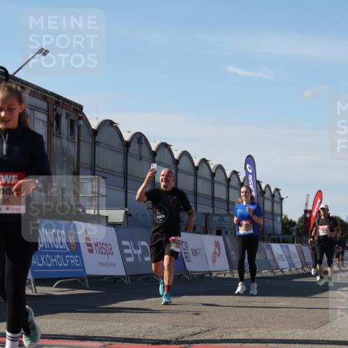 03.10.2025 - Köhlbrandbrückenlauf Luisa Fischer http://msf.ph/oto/9036834 03.10.2025 13:23:50 Ziel 4285, 4465, 4743, 4918, 5081, 5093, 5397, 5431, 5742, 5855, 6728 meine-sportfotos.de