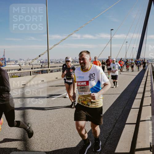 03.10.2025 - Köhlbrandbrückenlauf Michael Burmester http://msf.ph/oto/9036835 03.10.2025 12:29:33 Position 1 18, 2025, 4200, 25 meine-sportfotos.de