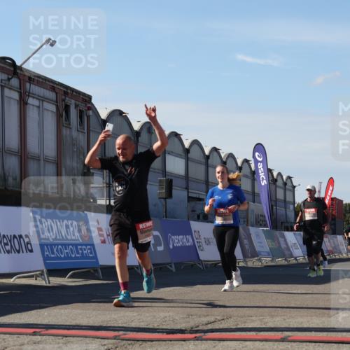 03.10.2025 - Köhlbrandbrückenlauf Luisa Fischer http://msf.ph/oto/9036843 03.10.2025 13:23:51 Ziel 4285, 4465, 4743, 4918, 5081, 5093, 5397, 5431, 5709, 5742, 5855, 6728 meine-sportfotos.de