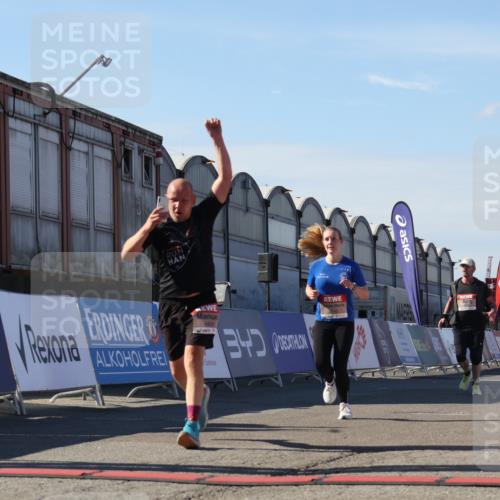 03.10.2025 - Köhlbrandbrückenlauf Luisa Fischer http://msf.ph/oto/9036846 03.10.2025 13:23:51 Ziel 4285, 4465, 4743, 4918, 5081, 5093, 5397, 5431, 5709, 5742, 5855, 6728 meine-sportfotos.de