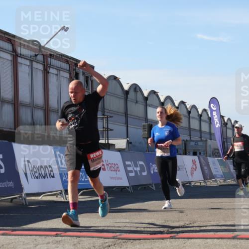 03.10.2025 - Köhlbrandbrückenlauf Luisa Fischer http://msf.ph/oto/9036848 03.10.2025 13:23:52 Ziel 4285, 4465, 4918, 5081, 5093, 5431, 5709, 5742, 6728 meine-sportfotos.de