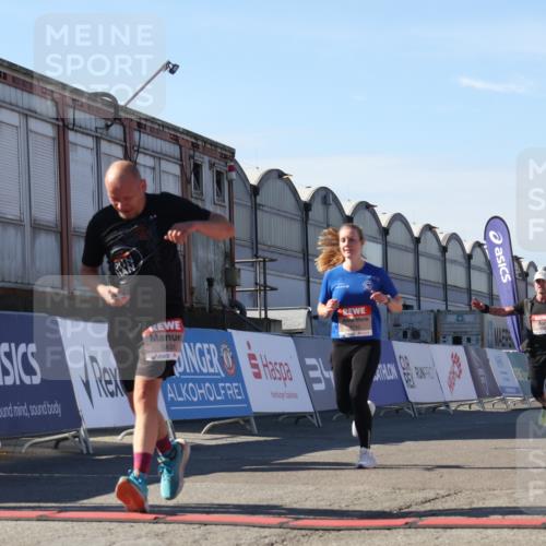 03.10.2025 - Köhlbrandbrückenlauf Luisa Fischer http://msf.ph/oto/9036852 03.10.2025 13:23:52 Ziel 4285, 4465, 4918, 5081, 5093, 5431, 5709, 5742, 6728 meine-sportfotos.de