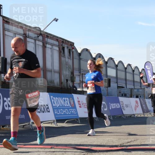 03.10.2025 - Köhlbrandbrückenlauf Luisa Fischer http://msf.ph/oto/9036855 03.10.2025 13:23:52 Ziel 4285, 4465, 4918, 5081, 5093, 5431, 5709, 5742, 6728 meine-sportfotos.de