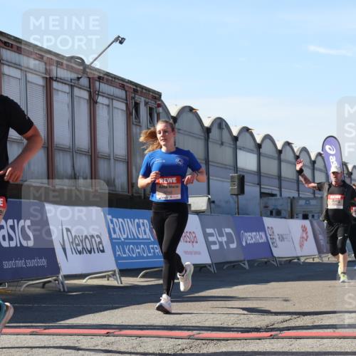 03.10.2025 - Köhlbrandbrückenlauf Luisa Fischer http://msf.ph/oto/9036857 03.10.2025 13:23:53 Ziel 4285, 4465, 4647, 4918, 5081, 5093, 5361, 5431, 5709, 5742, 6728 meine-sportfotos.de