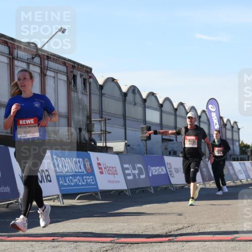 03.10.2025 - Köhlbrandbrückenlauf Luisa Fischer http://msf.ph/oto/9036863 03.10.2025 13:23:53 Ziel 4285, 4465, 4647, 4918, 5081, 5093, 5361, 5431, 5709, 5742, 6728 meine-sportfotos.de