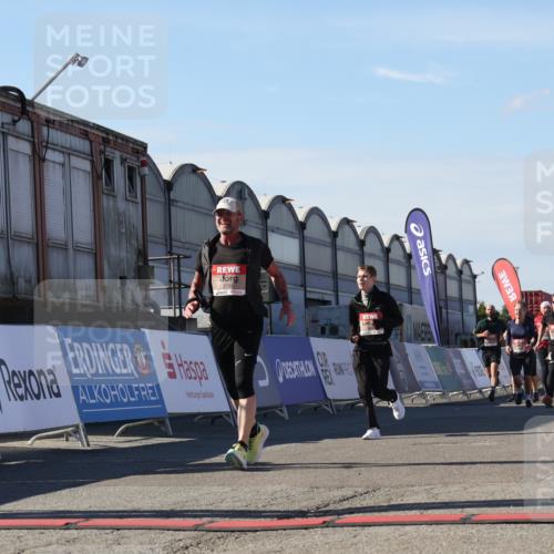 03.10.2025 - Köhlbrandbrückenlauf Luisa Fischer http://msf.ph/oto/9036880 03.10.2025 13:23:55 Ziel 4465, 4647, 4918, 5081, 5106, 5361, 5431, 5709, 5742, 6728 meine-sportfotos.de