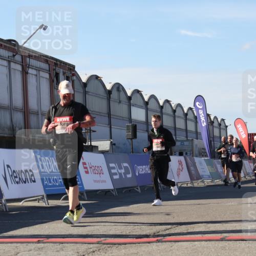 03.10.2025 - Köhlbrandbrückenlauf Luisa Fischer http://msf.ph/oto/9036886 03.10.2025 13:23:55 Ziel 4465, 4647, 4918, 5081, 5106, 5361, 5431, 5709, 5742, 6728 meine-sportfotos.de