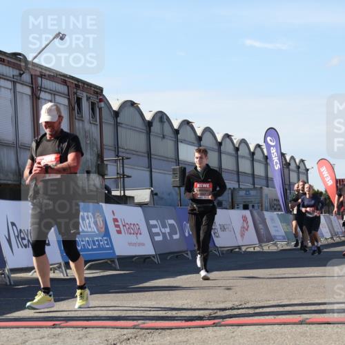 03.10.2025 - Köhlbrandbrückenlauf Luisa Fischer http://msf.ph/oto/9036890 03.10.2025 13:23:56 Ziel 4465, 4647, 4918, 5081, 5106, 5361, 5387, 5431, 5709, 5742, 6557, 6728 meine-sportfotos.de