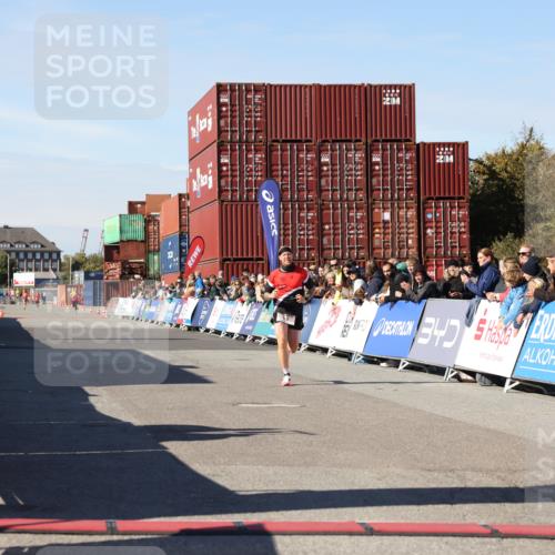 03.10.2025 - Köhlbrandbrückenlauf Lena Gebhardt http://msf.ph/oto/9036895 03.10.2025 12:49:15 Ziel 6514 meine-sportfotos.de