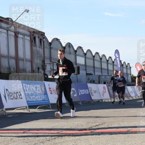 03.10.2025 - Köhlbrandbrückenlauf Luisa Fischer http://msf.ph/oto/9036900 03.10.2025 13:23:57 Ziel 4465, 4647, 4918, 5081, 5106, 5361, 5387, 5419, 5431, 5709, 5742, 6442, 6443, 6557, 6728 meine-sportfotos.de
