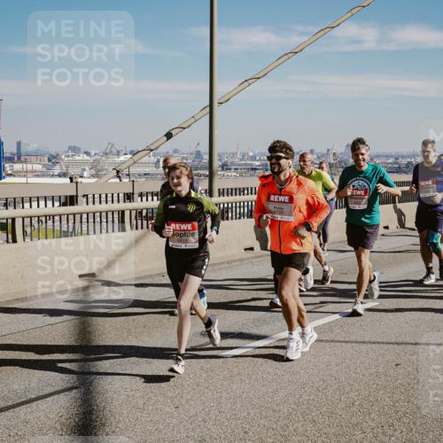 03.10.2025 - Köhlbrandbrückenlauf Michael Burmester http://msf.ph/oto/9036905 03.10.2025 12:29:37 Position 1 6438 meine-sportfotos.de
