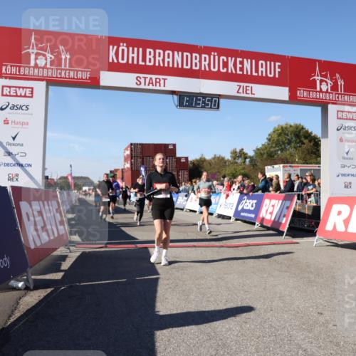 03.10.2025 - Köhlbrandbrückenlauf Lena Gebhardt http://msf.ph/oto/9036936 03.10.2025 13:13:50 Ziel 4188, 4306, 4348, 4522, 4612, 4642, 5078, 5640, 5700, 5802, 5884, 5886, 5908, 6116, 6125, 6227, 6228, 6363, 6366, 6487, 6488, 6604 meine-sportfotos.de