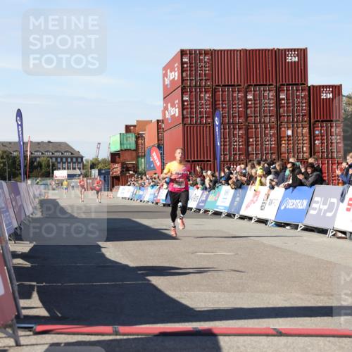 03.10.2025 - Köhlbrandbrückenlauf Lena Gebhardt http://msf.ph/oto/9036962 03.10.2025 12:49:33 Ziel 6482 meine-sportfotos.de