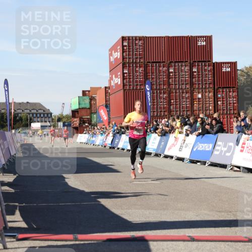 03.10.2025 - Köhlbrandbrückenlauf Lena Gebhardt http://msf.ph/oto/9036965 03.10.2025 12:49:34 Ziel 6482 meine-sportfotos.de