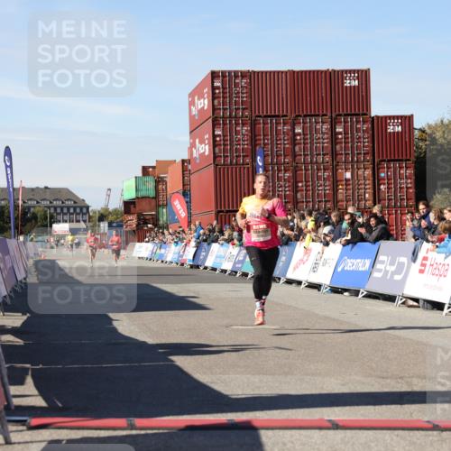 03.10.2025 - Köhlbrandbrückenlauf Lena Gebhardt http://msf.ph/oto/9036972 03.10.2025 12:49:34 Ziel 6482 meine-sportfotos.de