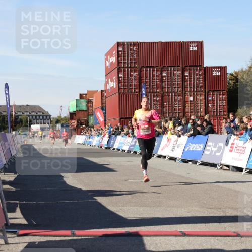 03.10.2025 - Köhlbrandbrückenlauf Lena Gebhardt http://msf.ph/oto/9036975 03.10.2025 12:49:34 Ziel 6482 meine-sportfotos.de
