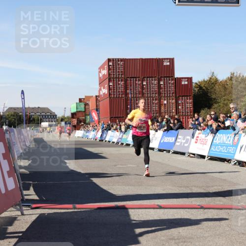 03.10.2025 - Köhlbrandbrückenlauf Lena Gebhardt http://msf.ph/oto/9036981 03.10.2025 12:49:34 Ziel 6482 meine-sportfotos.de