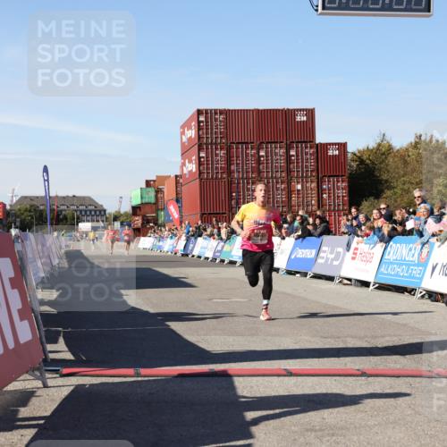 03.10.2025 - Köhlbrandbrückenlauf Lena Gebhardt http://msf.ph/oto/9036986 03.10.2025 12:49:35 Ziel 6482 meine-sportfotos.de