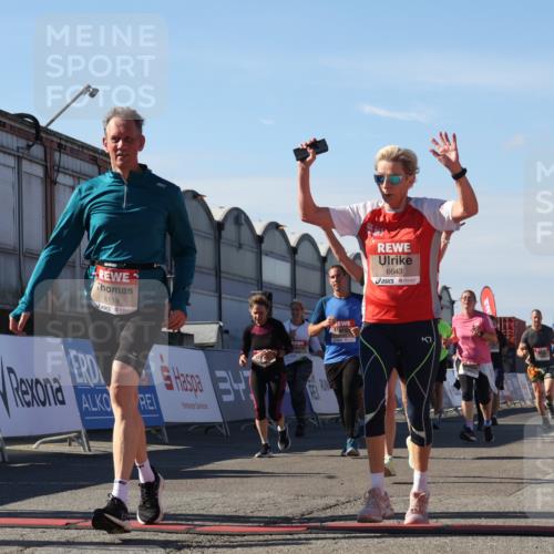 03.10.2025 - Köhlbrandbrückenlauf Luisa Fischer http://msf.ph/oto/9036994 03.10.2025 13:24:07 Ziel 4442, 4529, 4647, 4657, 4698, 5106, 5321, 5361, 5387, 5389, 5419, 5709, 6119, 6169, 6442, 6443, 6557, 6643, 6701 meine-sportfotos.de
