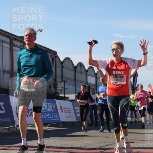 03.10.2025 - Köhlbrandbrückenlauf Luisa Fischer http://msf.ph/oto/9036998 03.10.2025 13:24:08 Ziel 4442, 4529, 4647, 4657, 4698, 4942, 5106, 5321, 5350, 5361, 5387, 5389, 5419, 5432, 5986, 6119, 6168, 6169, 6442, 6443, 6557, 6643, 6701 meine-sportfotos.de