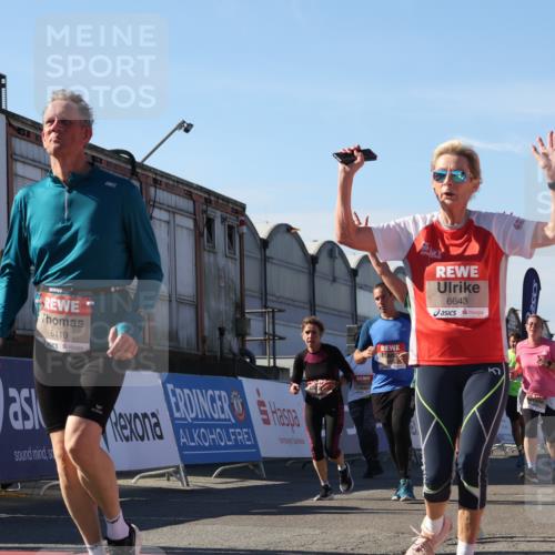 03.10.2025 - Köhlbrandbrückenlauf Luisa Fischer http://msf.ph/oto/9037002 03.10.2025 13:24:08 Ziel 4442, 4529, 4647, 4657, 4698, 4942, 5106, 5321, 5350, 5361, 5387, 5389, 5419, 5432, 5986, 6119, 6168, 6169, 6442, 6443, 6557, 6643, 6701 meine-sportfotos.de