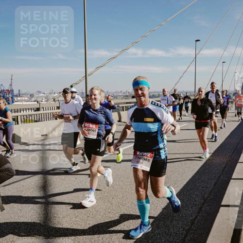03.10.2025 - Köhlbrandbrückenlauf Michael Burmester http://msf.ph/oto/9037004 03.10.2025 12:29:42 Position 1 4064 meine-sportfotos.de