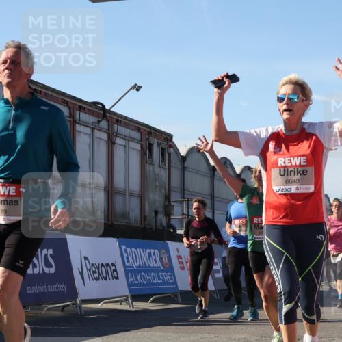03.10.2025 - Köhlbrandbrückenlauf Luisa Fischer http://msf.ph/oto/9037006 03.10.2025 13:24:08 Ziel 4442, 4529, 4647, 4657, 4698, 4942, 5106, 5321, 5350, 5361, 5387, 5389, 5419, 5432, 5986, 6119, 6168, 6169, 6442, 6443, 6557, 6643, 6701 meine-sportfotos.de