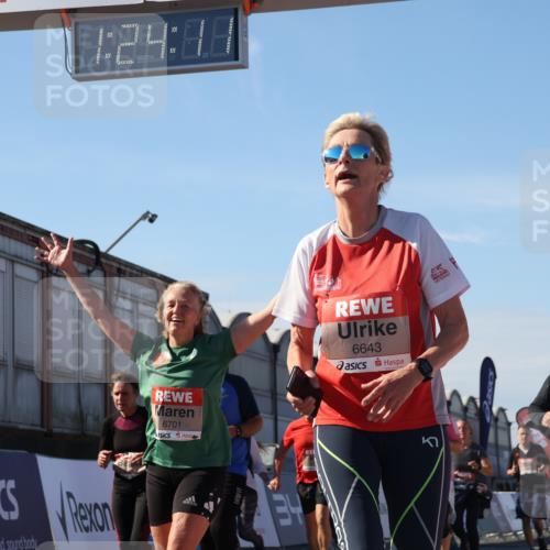 03.10.2025 - Köhlbrandbrückenlauf Luisa Fischer http://msf.ph/oto/9037019 03.10.2025 13:24:09 Ziel 4442, 4529, 4647, 4657, 4698, 4942, 4943, 5106, 5321, 5350, 5361, 5387, 5389, 5419, 5432, 5986, 6119, 6168, 6169, 6442, 6443, 6557, 6643, 6701 meine-sportfotos.de