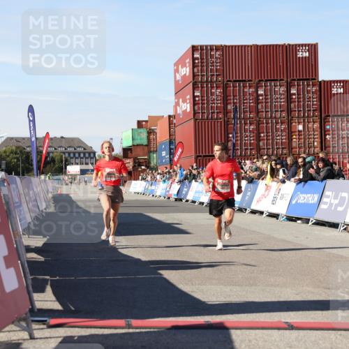03.10.2025 - Köhlbrandbrückenlauf Lena Gebhardt http://msf.ph/oto/9037032 03.10.2025 12:49:43 Ziel 5687, 5688, 6253, 6482 meine-sportfotos.de