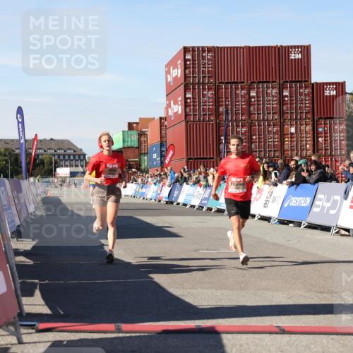 03.10.2025 - Köhlbrandbrückenlauf Lena Gebhardt http://msf.ph/oto/9037037 03.10.2025 12:49:44 Ziel 5687, 5688, 6253, 6482 meine-sportfotos.de