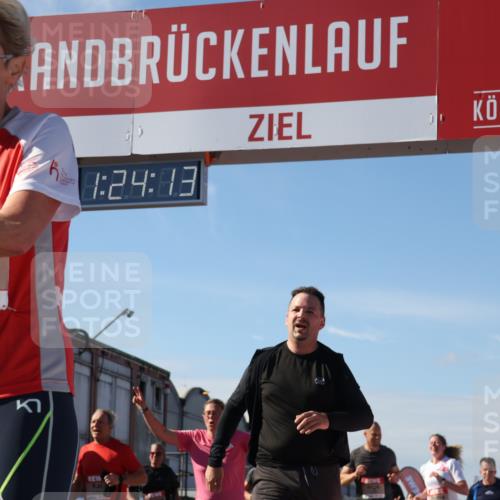 03.10.2025 - Köhlbrandbrückenlauf Luisa Fischer http://msf.ph/oto/9037038 03.10.2025 13:24:11 Ziel 4286, 4442, 4529, 4657, 4698, 4942, 4943, 5085, 5106, 5321, 5350, 5387, 5389, 5419, 5432, 5986, 6119, 6168, 6169, 6442, 6443, 6557, 6643, 6701 meine-sportfotos.de