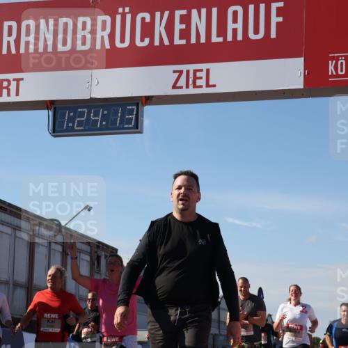 03.10.2025 - Köhlbrandbrückenlauf Luisa Fischer http://msf.ph/oto/9037041 03.10.2025 13:24:12 Ziel 4286, 4442, 4529, 4657, 4698, 4942, 4943, 5085, 5321, 5350, 5387, 5389, 5419, 5432, 5986, 6119, 6168, 6169, 6442, 6443, 6557, 6643, 6701 meine-sportfotos.de