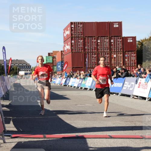 03.10.2025 - Köhlbrandbrückenlauf Lena Gebhardt http://msf.ph/oto/9037043 03.10.2025 12:49:44 Ziel 5687, 5688, 6253, 6482 meine-sportfotos.de