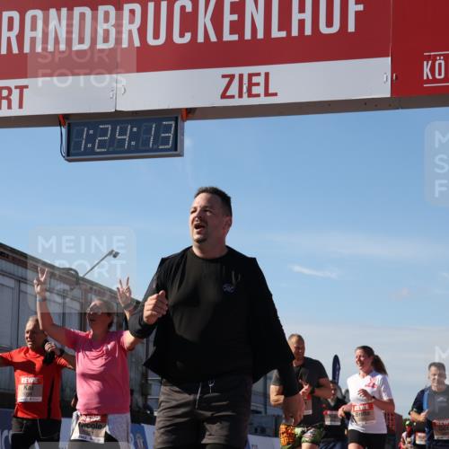 03.10.2025 - Köhlbrandbrückenlauf Luisa Fischer http://msf.ph/oto/9037045 03.10.2025 13:24:12 Ziel 4286, 4442, 4529, 4657, 4698, 4942, 4943, 5085, 5321, 5350, 5387, 5389, 5419, 5432, 5986, 6119, 6168, 6169, 6442, 6443, 6557, 6643, 6701 meine-sportfotos.de