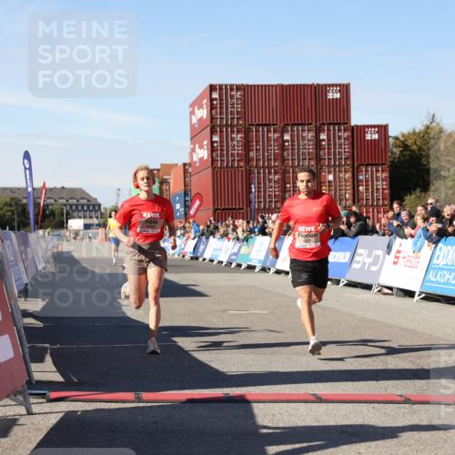 03.10.2025 - Köhlbrandbrückenlauf Lena Gebhardt http://msf.ph/oto/9037046 03.10.2025 12:49:45 Ziel 5687, 5688, 6253, 6482 meine-sportfotos.de