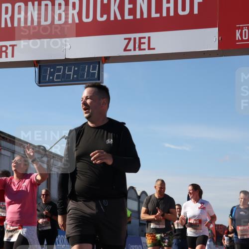 03.10.2025 - Köhlbrandbrückenlauf Luisa Fischer http://msf.ph/oto/9037050 03.10.2025 13:24:12 Ziel 4286, 4442, 4529, 4657, 4698, 4942, 4943, 5085, 5321, 5350, 5387, 5389, 5419, 5432, 5986, 6119, 6168, 6169, 6442, 6443, 6557, 6643, 6701 meine-sportfotos.de