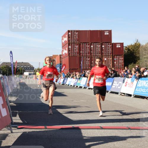 03.10.2025 - Köhlbrandbrückenlauf Lena Gebhardt http://msf.ph/oto/9037051 03.10.2025 12:49:45 Ziel 5687, 5688, 6253, 6482 meine-sportfotos.de