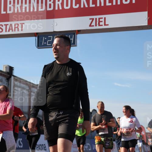 03.10.2025 - Köhlbrandbrückenlauf Luisa Fischer http://msf.ph/oto/9037054 03.10.2025 13:24:13 Ziel 4286, 4442, 4529, 4657, 4673, 4698, 4942, 4943, 5085, 5107, 5321, 5350, 5389, 5419, 5432, 5986, 6119, 6168, 6169, 6442, 6443, 6643, 6701 meine-sportfotos.de