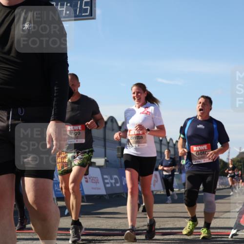 03.10.2025 - Köhlbrandbrückenlauf Luisa Fischer http://msf.ph/oto/9037064 03.10.2025 13:24:14 Ziel 4286, 4442, 4529, 4657, 4673, 4698, 4942, 4943, 5085, 5107, 5321, 5350, 5389, 5432, 5986, 6119, 6168, 6169, 6643, 6701 meine-sportfotos.de