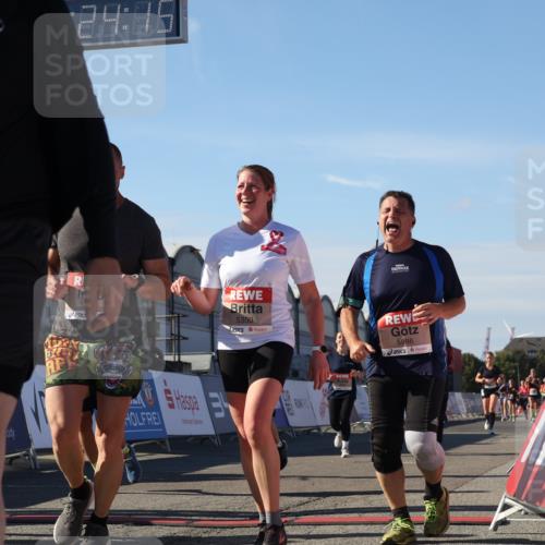 03.10.2025 - Köhlbrandbrückenlauf Luisa Fischer http://msf.ph/oto/9037069 03.10.2025 13:24:14 Ziel 4286, 4442, 4529, 4657, 4673, 4698, 4942, 4943, 5085, 5107, 5321, 5350, 5389, 5432, 5986, 6119, 6168, 6169, 6643, 6701 meine-sportfotos.de