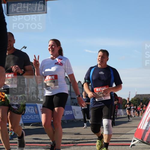 03.10.2025 - Köhlbrandbrückenlauf Luisa Fischer http://msf.ph/oto/9037074 03.10.2025 13:24:14 Ziel 4286, 4442, 4529, 4657, 4673, 4698, 4942, 4943, 5085, 5107, 5321, 5350, 5389, 5432, 5986, 6119, 6168, 6169, 6643, 6701 meine-sportfotos.de