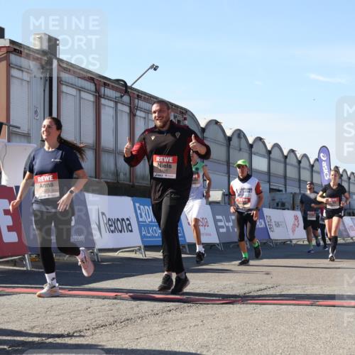 03.10.2025 - Köhlbrandbrückenlauf Luisa Fischer http://msf.ph/oto/9037086 03.10.2025 13:24:18 Ziel 4286, 4442, 4529, 4555, 4657, 4664, 4673, 4698, 4942, 4943, 5085, 5107, 5321, 5350, 5432, 5986, 6119, 6168, 6169, 6306, 6643, 6701 meine-sportfotos.de