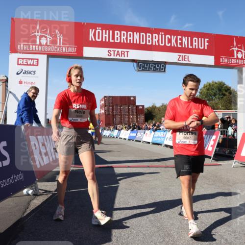 03.10.2025 - Köhlbrandbrückenlauf Lena Gebhardt http://msf.ph/oto/9037090 03.10.2025 12:49:48 Ziel 5687, 5688, 6253 meine-sportfotos.de
